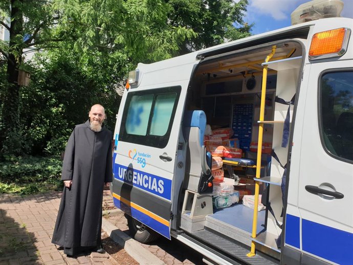 El Hermano  Superior de la Orden Hospitalaria de San Juan de Dios en Polonia recibe la ambulancia el pasado martes