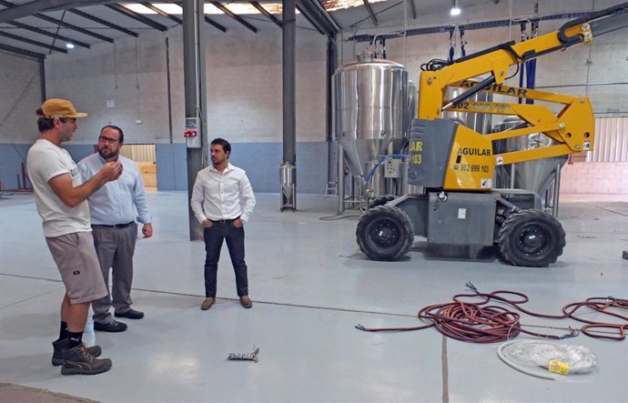El alcalde de Paracuellos de Jarama, Jorge Alberto Campos, sn su visita a la futura fábrica de cerveza artesanal del municipio
