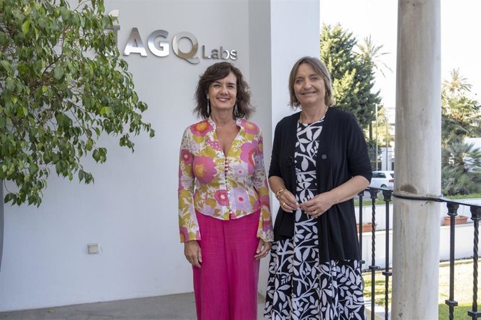 La empresaria Coral Zamora de la Cruz y la directora territorial de CaixaBank en Andalucía Occidental y Extremadura, Maria Jesús Catalá.