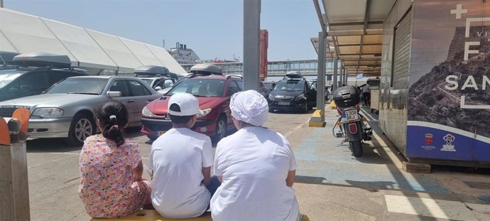 Pasajeros esperan a embarcar en los ferries de la OPE que parten para el Magreb