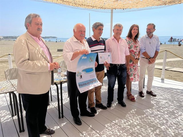 El consejero de Salud y Familias, Jesús Aguirre, entrega acreditaciones a las 15 playas y ocho piscinas de la provincia de Málaga, adheridas a la campaña 'Playas y Piscinas Sin Humo'.