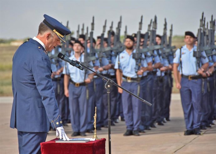 Toma de juramento de Alberto José Lens Blanco como coronel jefe de la Base Aérea de Alcantarilla y director de la Escuela Militar de Paracaidismo 'Méndez Parada', en Alcantarilla (Murcia), a 7 de julio de 2022