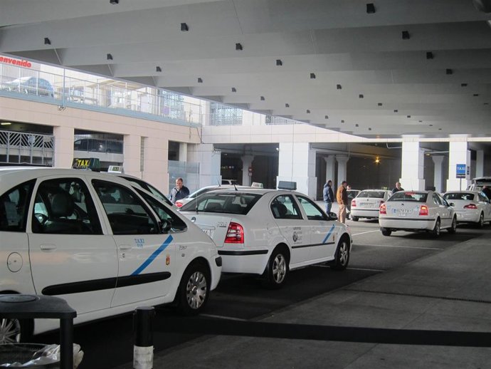 Archivo - Taxis en el aeropuerto Málaga-Costa del Sol en una imagen de archivo