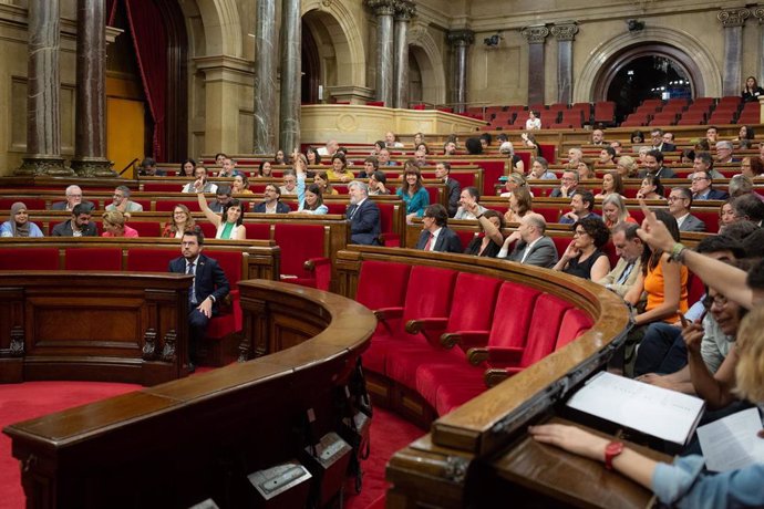 Votaciones en el pleno del Parlament en una imagen de archivo. 