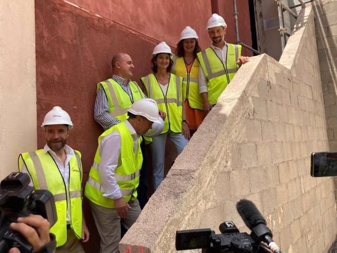 La ministra Reyes Maroto, durante su visita a las obras del Parador de Ibiza.