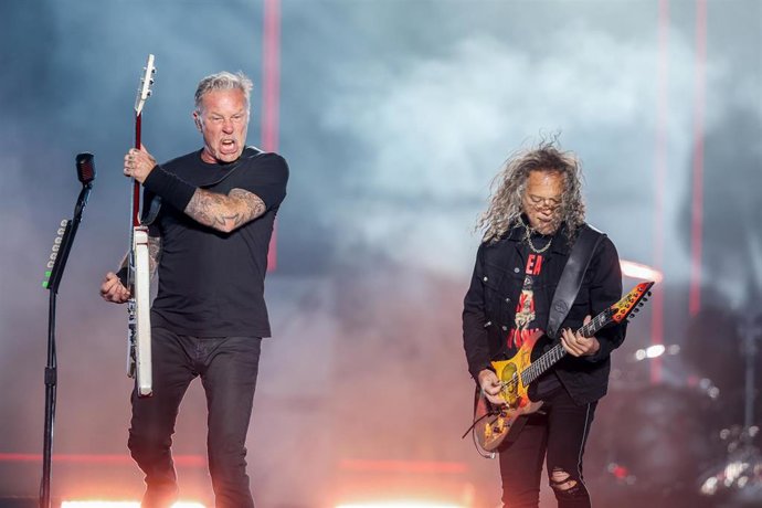 Los guitarristas James Hetfield (i) y Kirk Hammett (d) de la banda Metallica durante el primer día del festival Mad Cool 2022 en Valdebebas, a 6 de julio de 2022, en Madrid (España). La banda estadounidense de thrash metal? ha pisado España más de 700 v