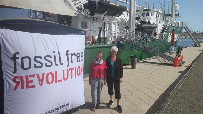 Rita Schirmer-Braun y Pia Hollenstein, representantes de las 'KlimaSeniorinnen', ante el barco 'Rainbow Warrior' de Greenpeace