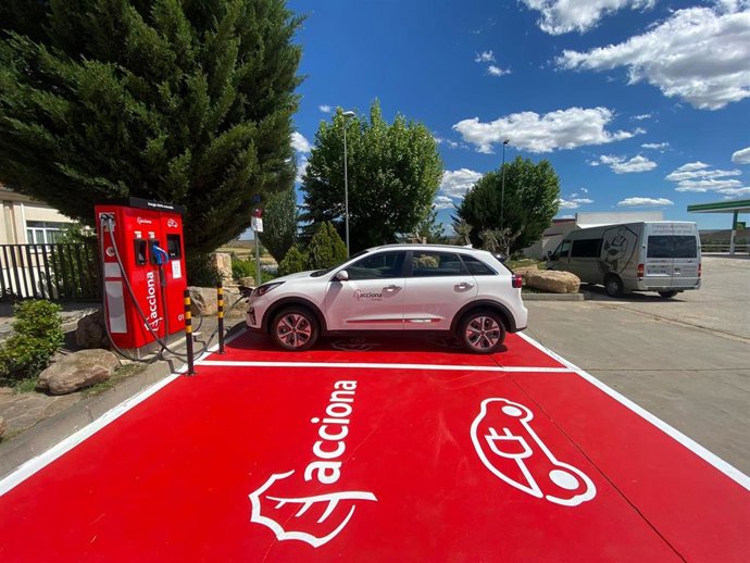 Nuevo punto de recarga rápida de vehículos eléctricos inaugurado por Acciona Energía