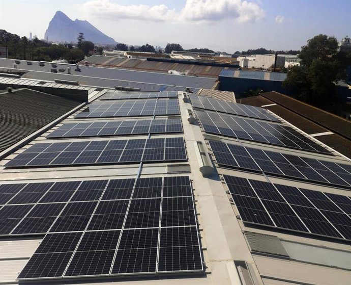 Instalación de paneles solares realizada por EnchufeSolar en la fábrica de Ubago en La Línea de la Concepción.