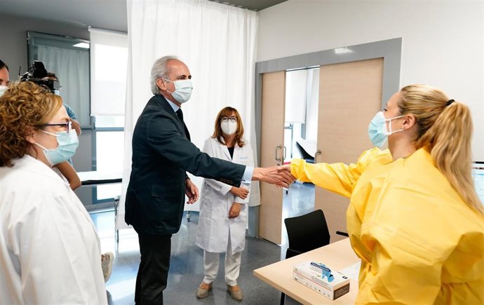 Enrique Ruiz Escudero visita el centro de salud de Arroyomolinos