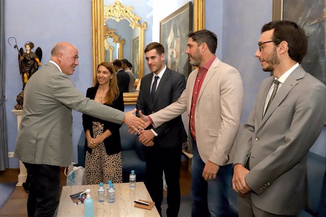 El presidente de la Diputación, Antonio Ruiz (izda.), recibe a los miembros de la delegación argentina que está visitando Córdoba.