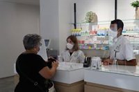 Los farmacéuticos valencianos piden volver a imponer las mascarillas en interiores ante el aumento de contagios
