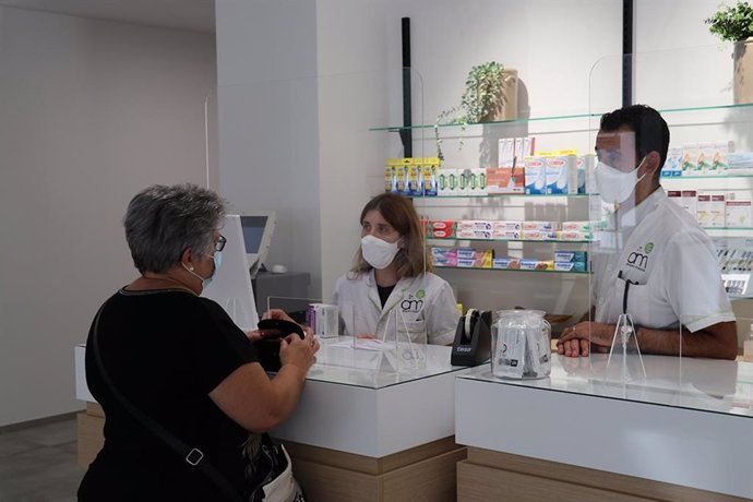 Archivo - Atención en una farmacia de Valencia