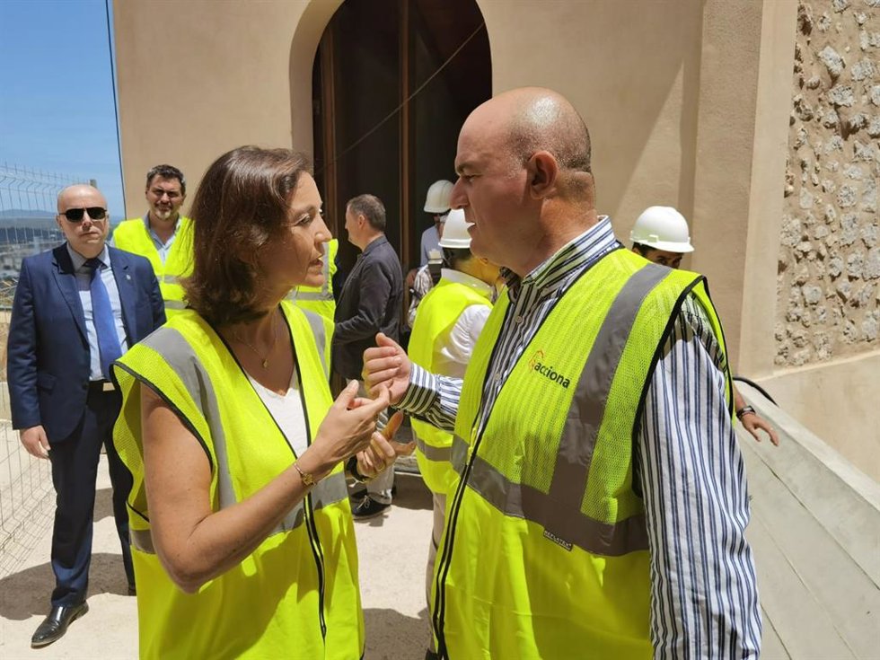 La ministra de Turismo, Reyes Maroto, y el presidente del Consell de Ibiza, Vicent Marí