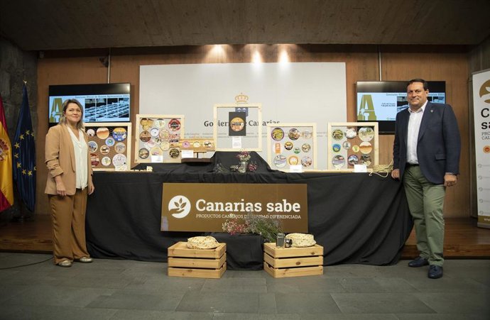 La consejera de Agricultura, Ganadería y Pesca del Gobierno de Canarias, Alicia Vanoostende, junto al director del Instituto Canario de Calidad Agroalimentaria (ICCA), José Basilio Pérez, junto a los quesos premiados