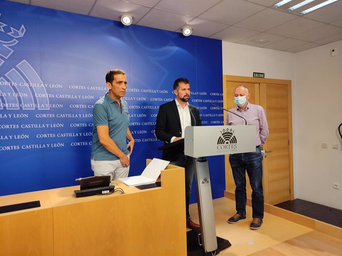 Andrés (i), Tudanca (c) y Temprano (d) tras la reunión.