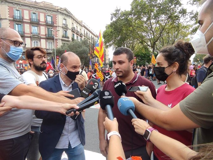 Archivo - El miembro del Secretariat Nacional de la CUP Edgar Fernández en declaraciones a los medios en una imagen de archivo.