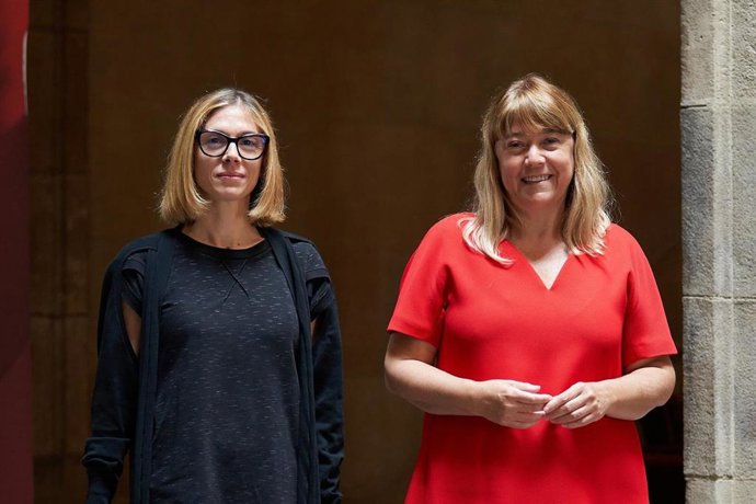 La presidenta de la Corporació Catalana de Mitjans Audiovisuals (CCMA), Rosa Rom, junto a la consellera de Cultura de la Generalitat, Natlia Garriga
