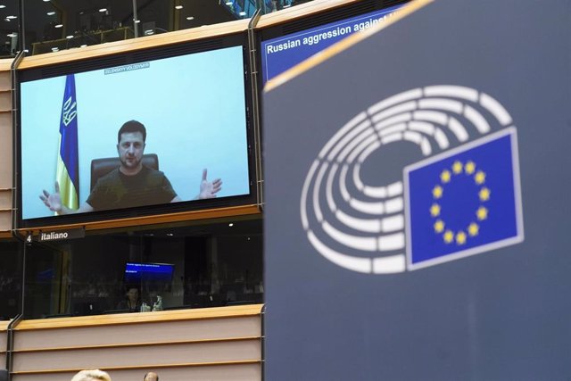 Archivo - HANDOUT - 01 March 2022, Belgium, Brussels: Ukrainian President Volodymyr Zelensky appears on screen as he addresses members of the European Parliament via video conference during an extraordinary plenary session of the European Parliament on 