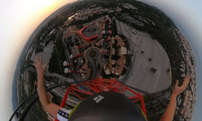 El británico George King se graba escalando y saltando en paracaídas del Red Force de Ferrari Land, en Port Aventura.