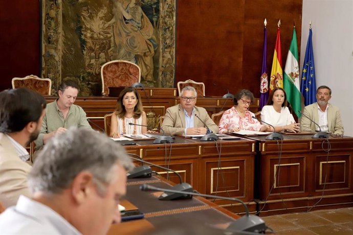 Autoridades de la Diputación, Junta de Andalucía y Gobierno en el encuentro para abordar una solución al problema del agua en el norte de la provincia de Córdoba.