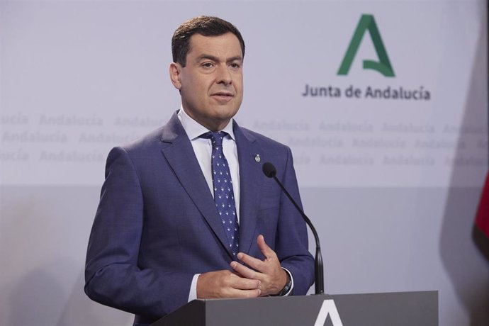 El presidente en funciones de la Junta de Andalucía, Juanma Moreno, comparece en rueda de prensa tras la reunión con el presidente-director general de Renault Iberia en el Palacio de San Telmo, a 7 de julio de 2022 en Sevilla (Andalucía, España)