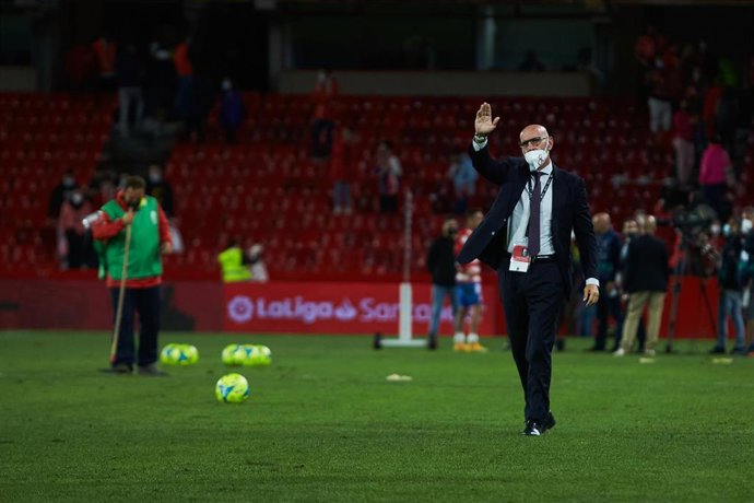 Archivo - Ramon Rodriguez Monchi, Sport Director of Sevilla, saludates to the fans during the spanish league, La Liga Santander, football match played between Granada CF and Sevilla FC at Nuevo Los Carmenes stadium on October 3, 2021, in Granada, Spai