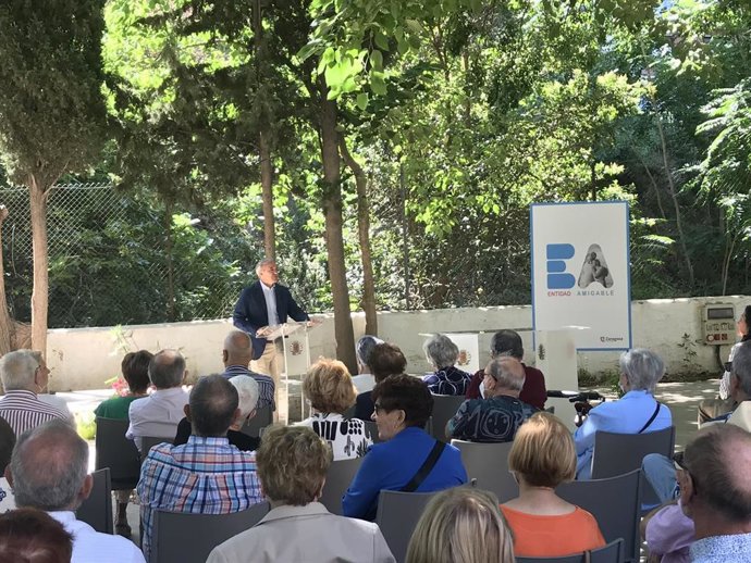 El alcalde de Zaragoza, Jorge Azcón, presenta el proyecto 'Banca y entidades financieras amigables con las personas mayores"