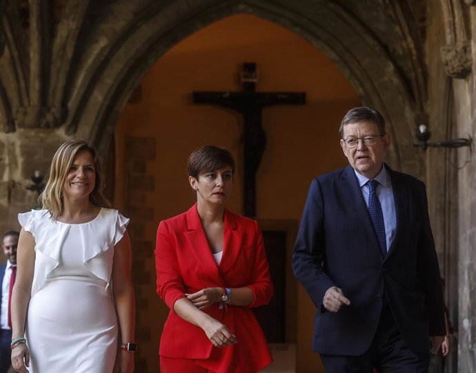 La ministra de Política Territorial, Isabel Rodríguez y el presidente de la Generalitat valenciana, Ximo Puig  durante su acto de toma de posesión como delegada del Gobierno en la Comunitat Valenciana, en la Antigua Capitanía General.
