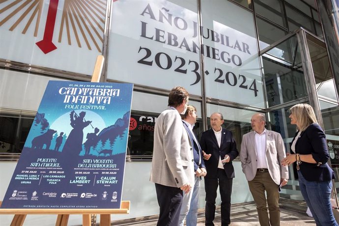 El Consejero De Turismo, Javier López Marcano, Acompañado Del Alcalde De Reocín, Pablo Diestro, Y Del Alcalde De San Vicente De La Barquera, Dionisio Luguera, Presenta, En Rueda De Prensa, El Festival Cantabria Infinita