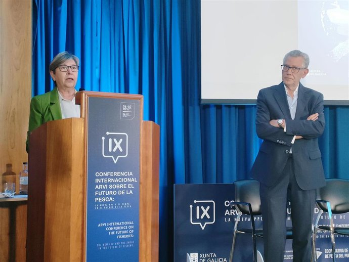 La conselleira do Mar, Rosa Quintana, y el responsable de la Cooperativa de Armadores de Vigo (ARVI), Javier Touza, en la clausura de la IX Conferencia Internacional ARVI sobre el Futuro de la Pesca.