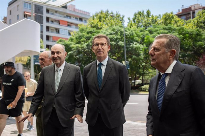 El abogado Miquel Roca Roca Junyent, el líder del PP Alberto Núñez Feijóo y Javier Godó, conde de Godó.