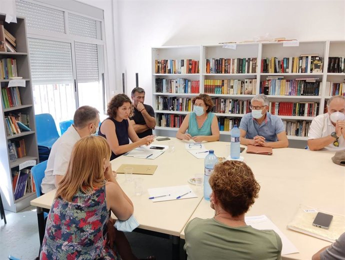 La secretaria autonómica de Transición Ecológica, Paula Tuzón, mantiene una reunión con representantes de los Ayuntamientos de las pedanías del sur de la ciudad de Valncia