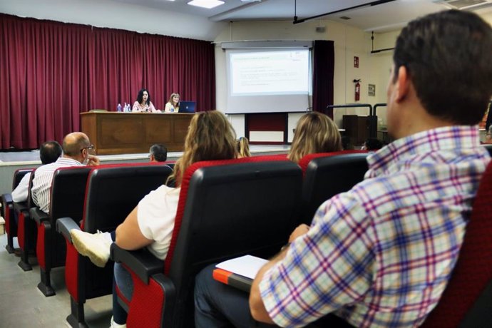 La alcaldesa de Alcalá de Guadaíra, Ana Isabel Jiménez, y la delegada de Servicios Sociales y Salud, Virginia Gil, han presentado este jueves las subvenciones de 2022.