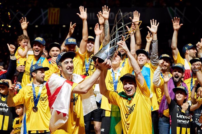 Archivo - Players of Lenovo Tenerife celebrates with the trophy after the match of Basketball Champions League Final between BAXI Manresa and Lenovo Tenerife at Bilbao Arena on May 8, 2022, in Bilbao, Spain.