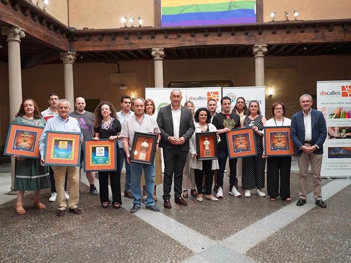 De Vicente (C) con los premios en el concurso  'Tapas Decalles' de Segovia.