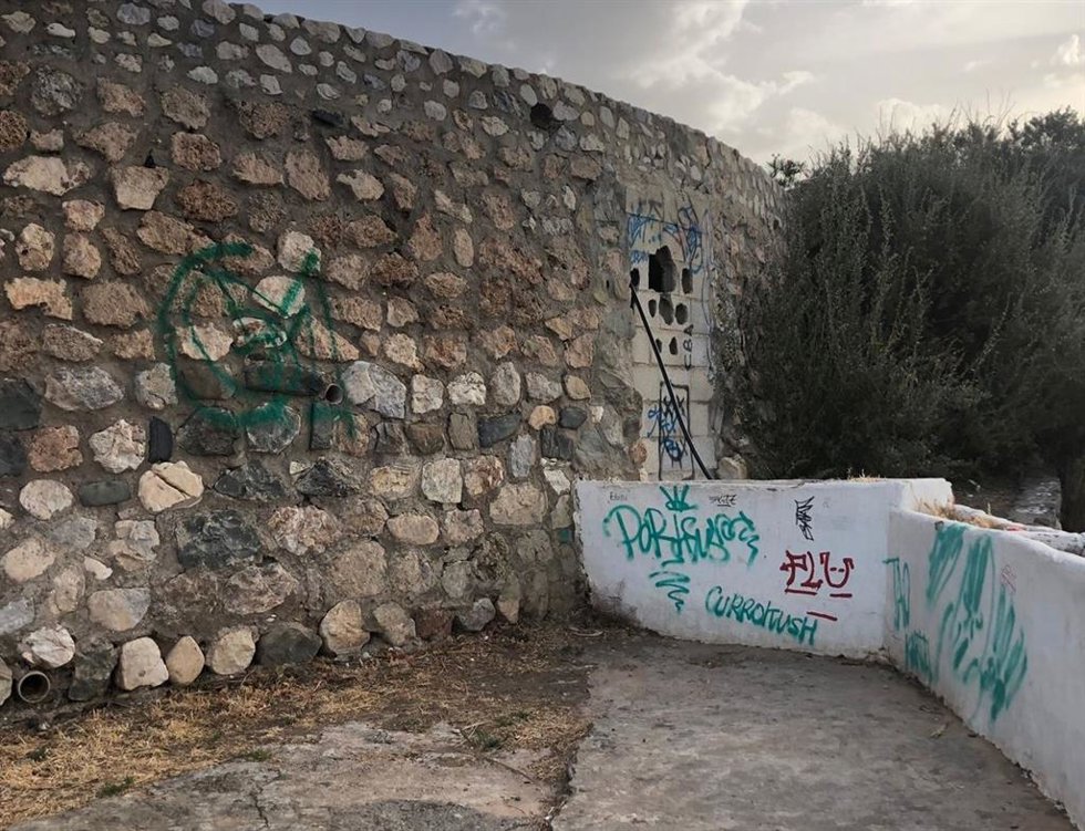 Torre Vigía de Torremuelle, en Benalmádena, declarada BIC, con pintadas y grafitis por un acto vandálico