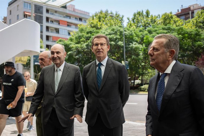 L'advocat Miquel Roca i Junyent, el líder del PP, Alberto Núñez Feijóo, i Javier Godó, comte de Godó