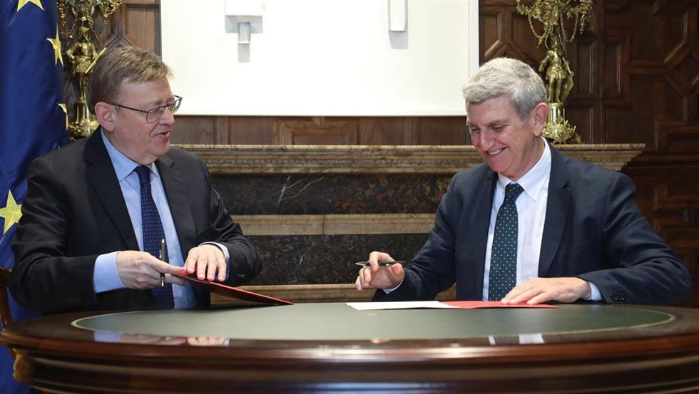 El president de la Generalitat, Ximo Puig, firma el protocolo de intenciones entre la Generalitat y la Corporación Radiotelevisión Española