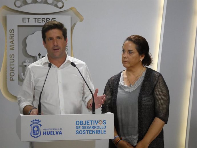 El portavoz de Ciudadanos (Cs) en el Ayuntamiento de Huelva, Guillermo García de Longoria, y la viceportavoz, Noelia Alvárez.