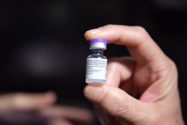 Archivo - Foto de una de las vacunas autorizadas por la EMA