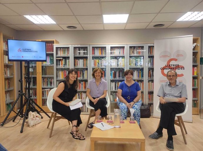 La presidenta de la Institució de les Lletres Catalanes, Izaskun Arretxe, junto a representantes de L'Acadmia Valenciana de la Llengua, la Fundació Mallorca Literria y el Consell Insular de Menorca en la presentacion del programa 'Lletres Compartides'