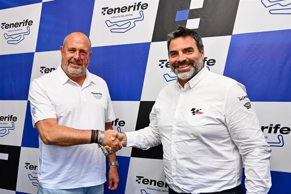El vicepresidente primero del Cabildo de Tenerife, Enrique Arriaga, y el senior director of Global Commercial Partnerships de Dorna Sports, Marc Saurina