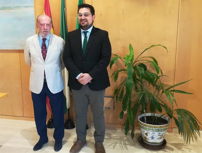El presidente de la Diputación, Fernando Rodríguez Villalobos, y el alcalde de Lora del Río, Francisco Javier Carrasco.