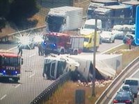 Un camión volcado en la AP-7 en Vilafranca (Barcelona) causa 2,5 kilómetros de colas