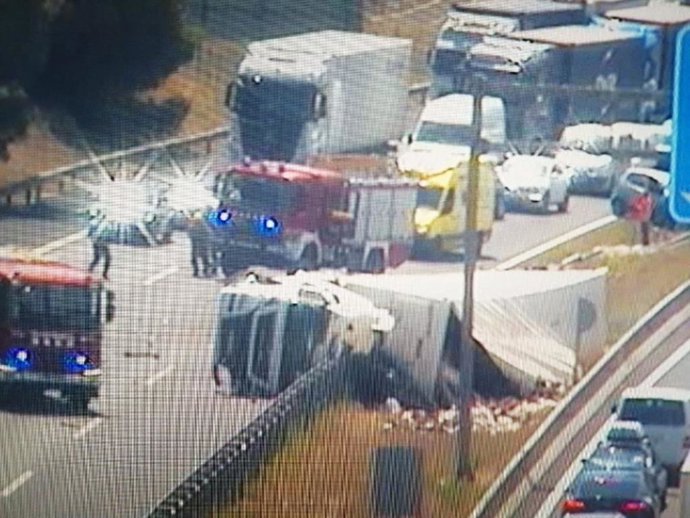 La autopista AP-7 registra retenciones de 2,5 kilómetros en Vilafranca del Peneds (Barcelona) en sentido Barcelona después de que un camión haya volcado