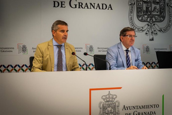 El coordinador y el portavoz del grupo municipal del PP, Luis González y César Díaz, en rueda de prensa.