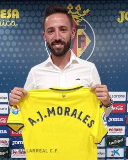 El delantero del Villarreal José Luis Morales posa con su nueva camiseta tras su fichaje procedente del Levante.