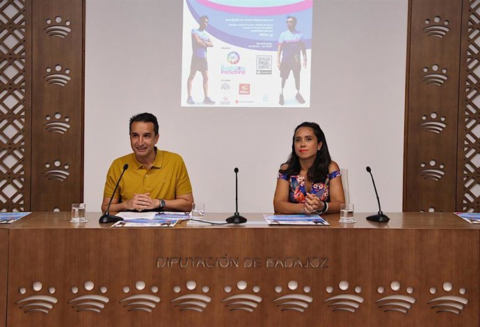 El vicepresidente primero de la Diputación Provincial de Badajoz, Ricardo Cabezas, junto a Ana Gómez, presidenta de Badajoz Inclusiv@, asiste a la Presentación del "Cross Nocturno Solidario Todos dejamos huella".