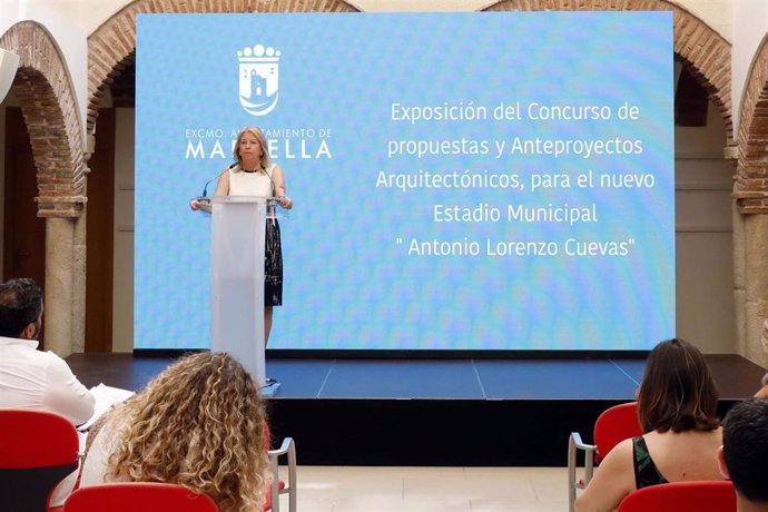 La alcaldesa de Marbella (Málaga), Ángeles Muñoz, presenta los seis proyectos finalistas de los once que han concurrido al concurso de ideas del futuro estado de fútbol.